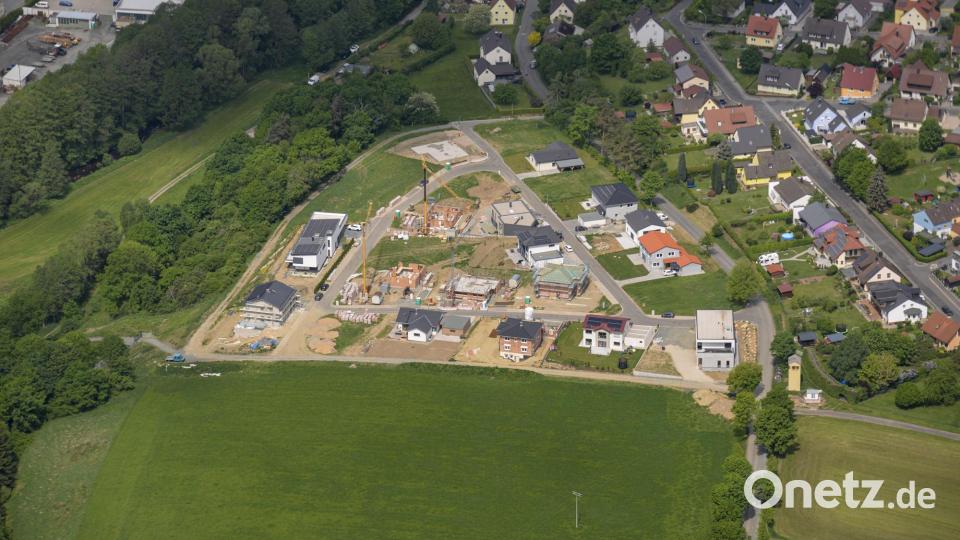 In der Stadtratssitzung im September, stellte Bürgermeister Johannes Reger einen geänderten Entwurf für das zukünftige Baugebiet "Naabhöhe II" vor. Darin ist ein Fußweg entlang der Steinigen Gasse vorgesehen. Das Foto zeigt das Baugebiet "Naabhöhe" im Mai dieses Jahres. Archivbild: mür