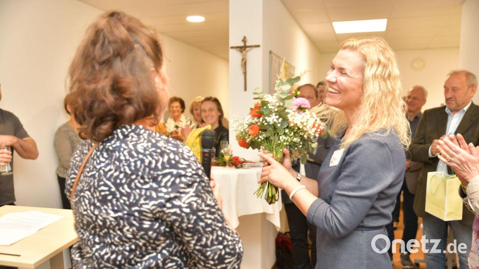 Gabriele Dotzer (links), Leiterin der Caritas-Schwangerenberatung für die Diözese Regensburg, dankt Raimunda Schulze, Leiterin der Caritas-Schwangerschaftsberatung in Weiden. Bild: Andreas Pastuska/exb