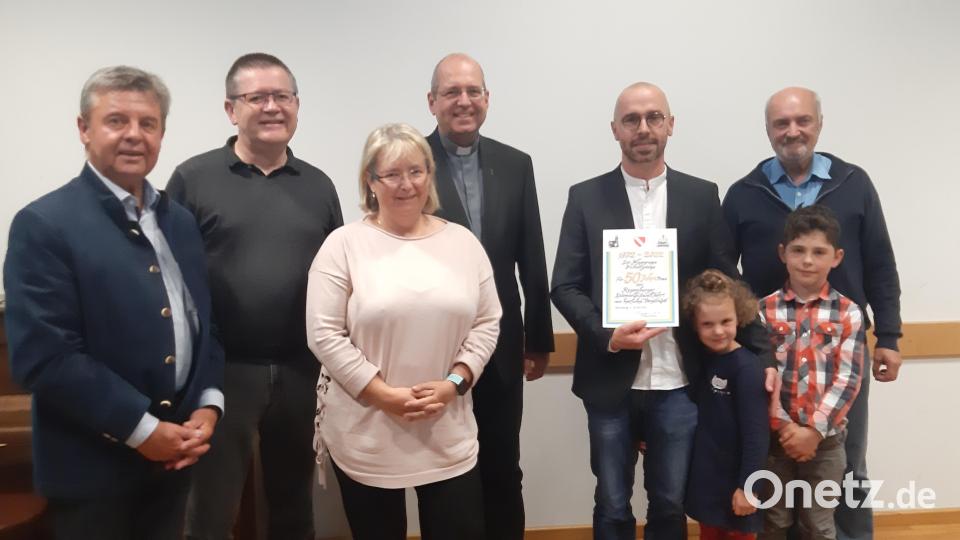 Bei der Übergabe der Dankurkunde (von links): Pilgerführer Bernhard Meiler, Pfarrer Ferdinand Weinberger, Miriam Bär, Pfarrer Andreas Weiß, Johannes Popp mit seinen Kindern Agnes und Leonhard sowie Franz Lautenbacher. Bild: gis