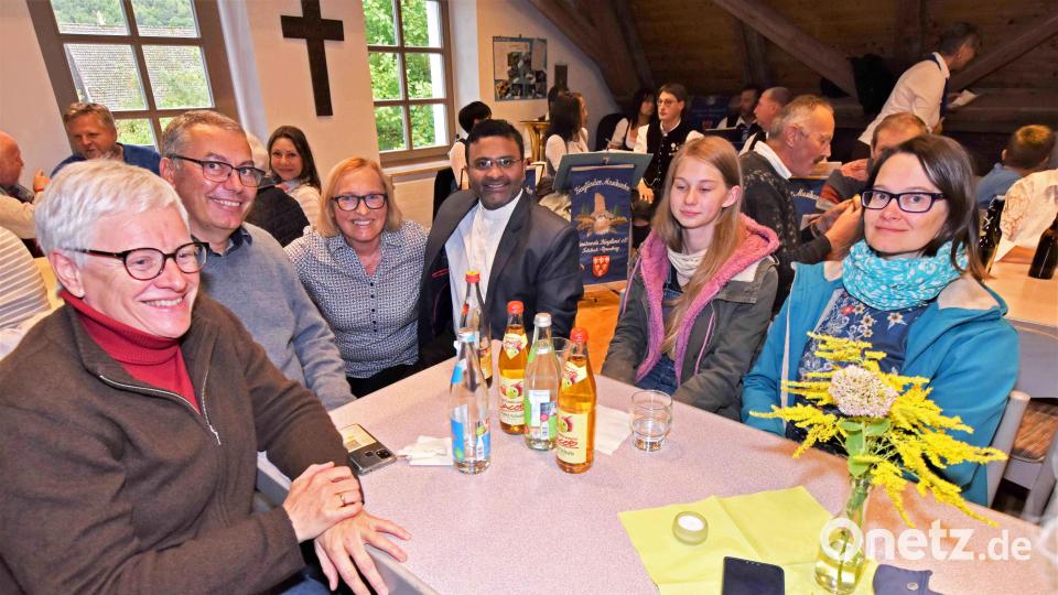 Schnell knüpfte Pater Praveen (am Tisch, Vierter von links) gute Kontakte beim Kennenlerntreffen im Pfarrzentrum Patrona Bavariae. Bild: no