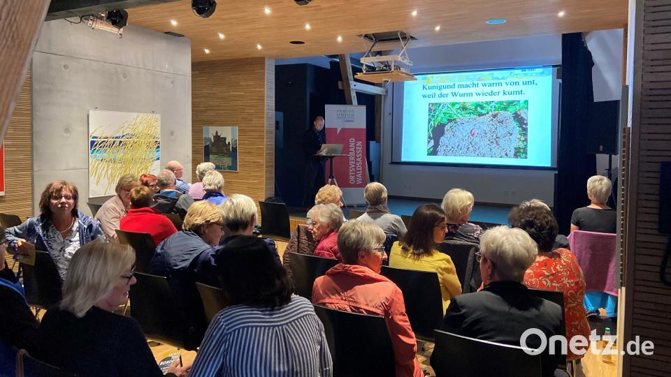 Thomas Janscheck war der Referent einer Veranstaltung der Frauen-Union Waldsassen im Kunsthaus. Es ging um Bauernregeln, die Erkenntnisse über die heimische Pflanzenwelt vermitteln. Bild: Frauen-Union Waldsassen/exb