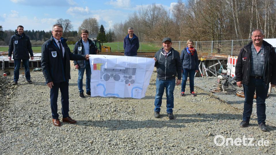 Präsentierten bei strahlend blauem Himmel den Neubau der Klärschlamm-Entwässerungsanlage bei der Tirschenreuther Kläranlage: (von links) Josef Köstler (Bauamt), Bürgermeister Franz Stahl, Stadtbaumeister Andreas Ockl, Reinhard Renner (Ingenieurbüro Miller), Abwassermeister Martin Kühn, Bauunternehmerin Veronika Sirch und Bauleiter Albert Sturm, beide Firma Roth aus Wunsiedel. Bild: jr