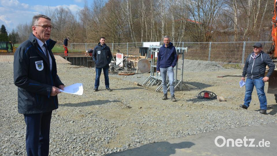Bürgermeister Franz Stahl (links) erläuterte das Bauvorhaben. Mit dabei waren (von rechts) Abwassermeister Martin Kühn, Reinhard Renner(Ingenieurbüro Miller) und Josef Köstler (Mitarbeiter des Bauamts). Bild: jr