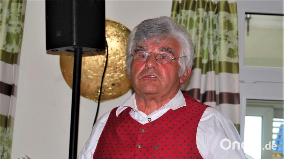 Andreas Ebnet aus Schönsee trug Gedichte und Reime vor. Bild: Jakob Moro/exb
