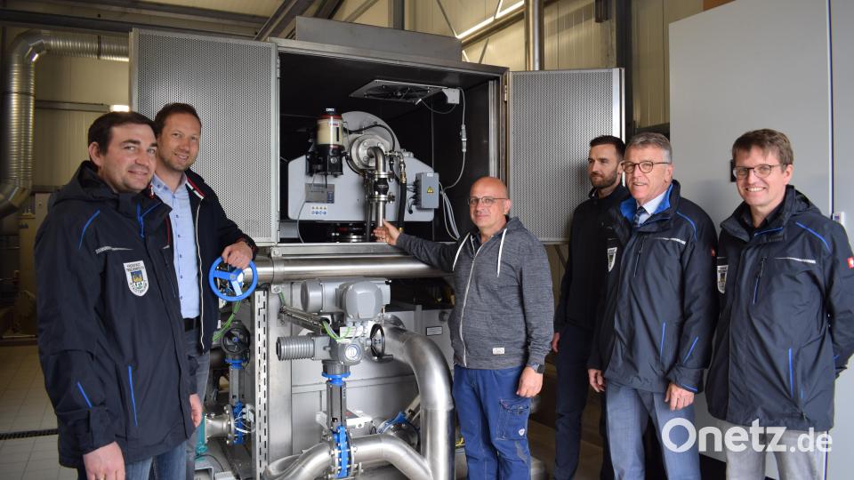 Nach einem Jahr Bauzeit ist die Klärschlamm-Entwässerungsanlage im Betrieb. Der Neubau kostete knapp 2 Millionen Euro. Im Bild: Projektleiter Josef Köstler vom Bauamt, stellvertretender Kämmerer Harald Eckstein, Kläranlagen-Leiter Martin Kühn, Christian Weidl vom Planungsbüro Miller, Bürgermeister Franz Stahl und Stadtbaumeister Andreas Ockl. Bild: szl