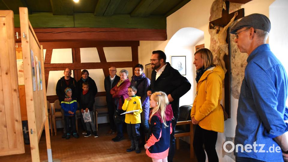 Bürgermeister Matthias Grundler (Dritter von rechts) lobte jedes Bild der elf Kinder. Bild: ubb