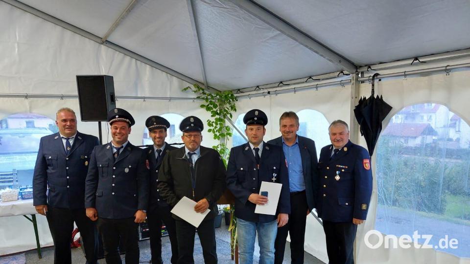 Manfred Utz (Mitte) und Stefan Utz (Dritter von links) wurden für langjährigen aktiven Dienst ausgezeichnet. Ihnen gratulierten Kommandant Reinhard Vogel, die Vorsitzenden Michael Höfler und Jochen Päßler (von links) sowie Kreisbrandinspektor Hans Sperber und Bürgermeister Hermann Mertel (von rechts). Bild: lei