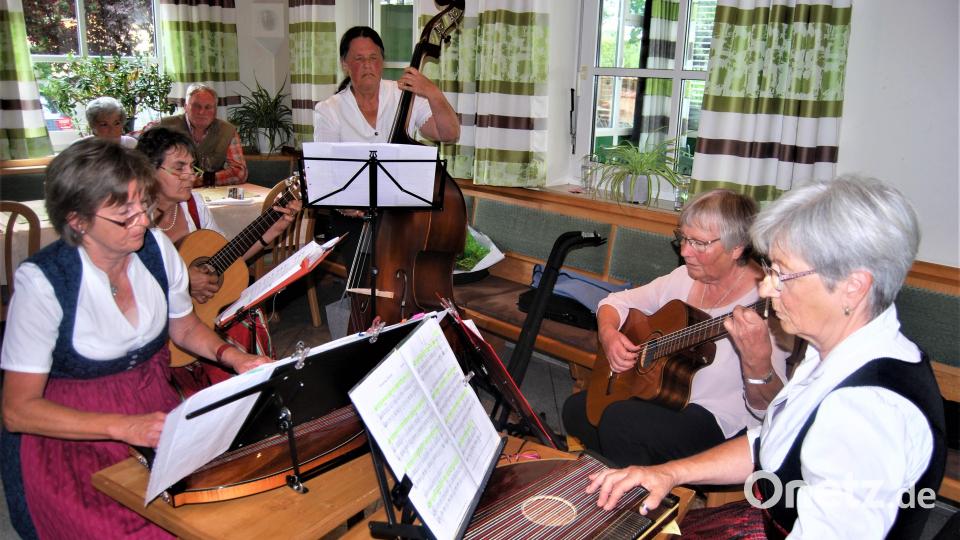 Die Gruppe Allerhand Saiten aus dem Raum Oberviechtach wirkte beim Gedächtnissingen ebenfalls mit. Bild: Jakob Moro/exb