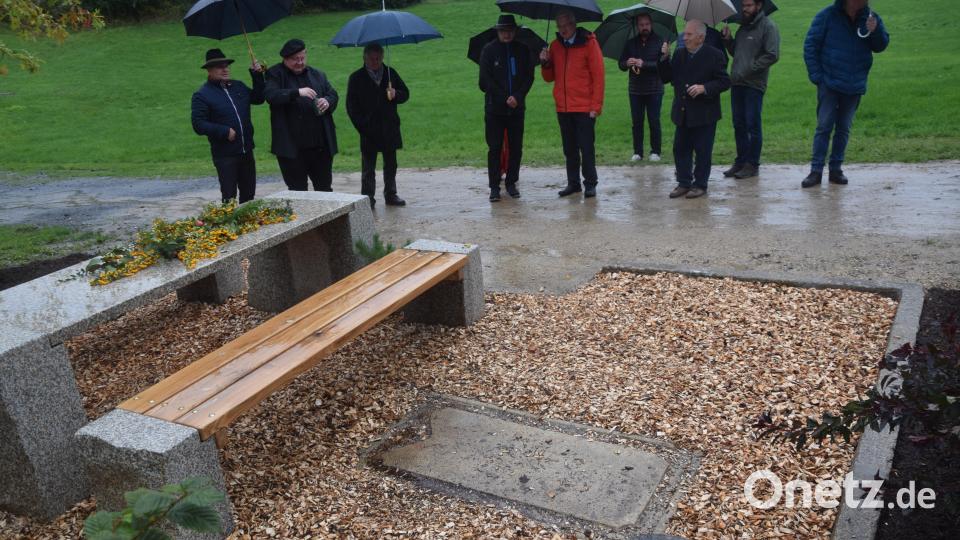 Pfarrer Hubert Bartel weiht den Zentenariumsplatz mit den Verantwortlichen ein. Bild: fz