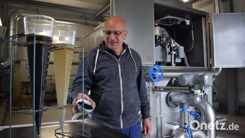 Nach einem Jahr Bauzeit ging die neue Klärschlamm-Entwässerungsanlage in Tirschenreuth in Betrieb. Martin Kühn, Leiter der Kläranlage, erklärte, wie die Maschine funktioniert. Bild: szl