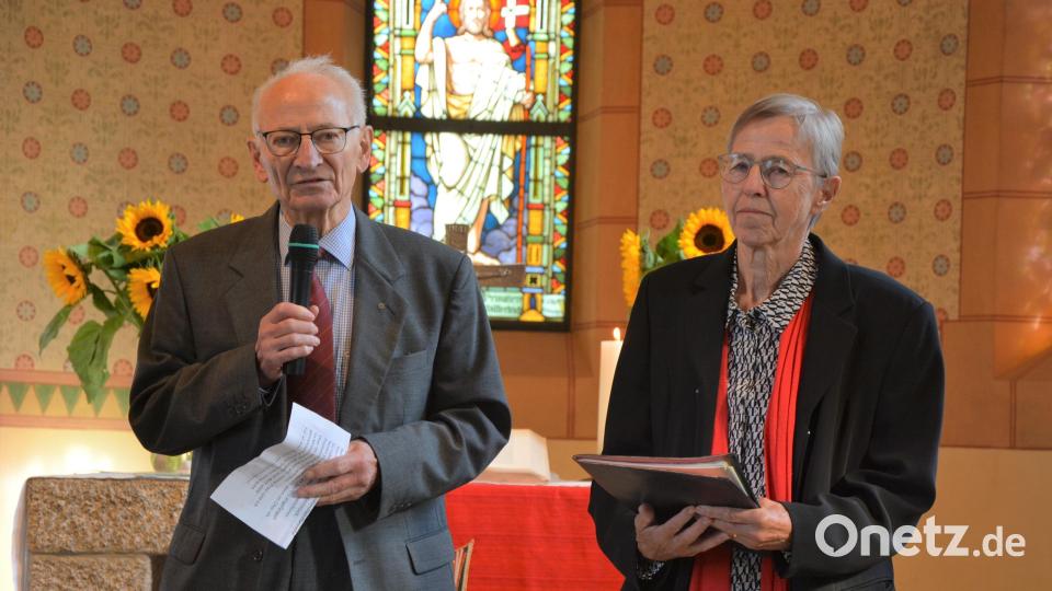 Reinhold Csakli und Christine Etzold erinnerten mit persönlichen Worten an ihre Erlebnisse in der Christuskirche. Bild: jr