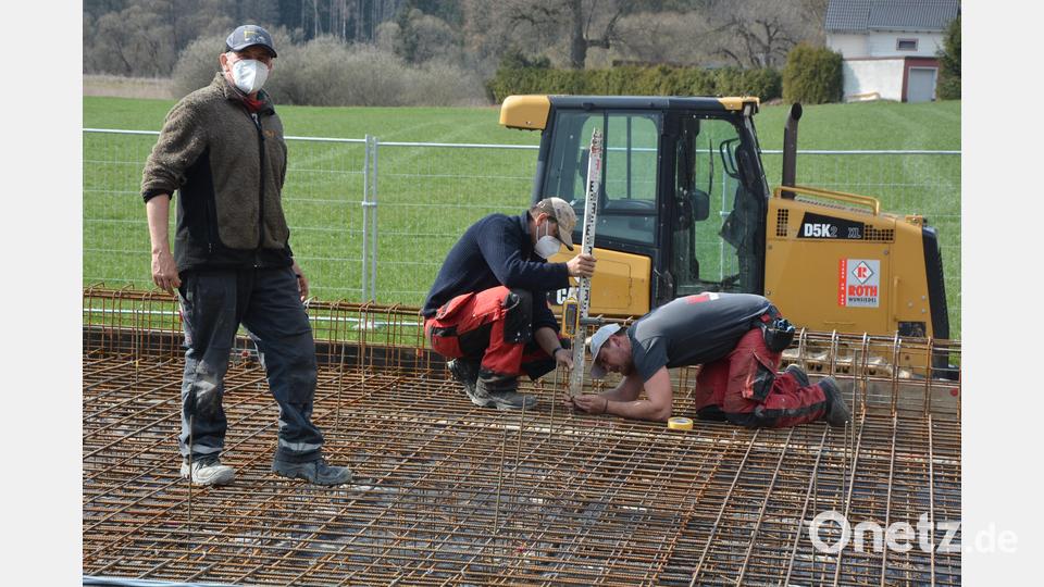 Derzeit wird die Bodenplatte für den Neubau bewehrt. Mit den Baumeisterarbeiten ist die Firma Roth aus Wunsiedel beauftragt. Bild: jr