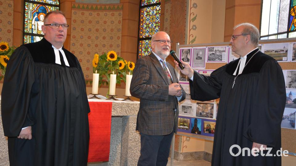 Die ehemaligen Pfarrer (von links) Thomas Berthold und Martin Schlenk erinnern sich im Gespräch mit Dekan Thomas Guba an ihre Zeit in der Christuskirche Mitterteich. Bild: jr