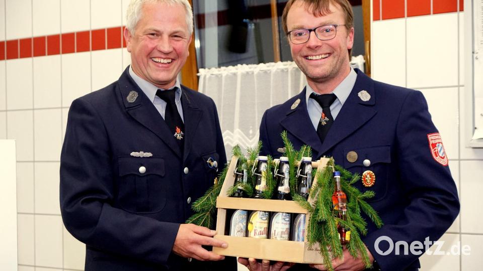 Zweiter Vorsitzender Hubert Scherm (rechts) gratulierte Matthias Melzner zum überwältigenden Wahlergebnis mit einem kleinen Tragerl Bier Bild: bkr