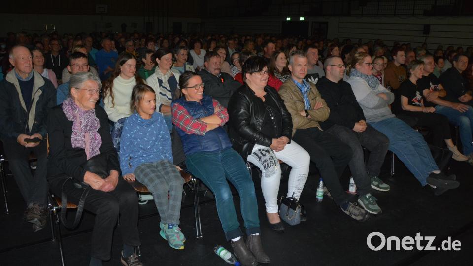 Gut 600 Besucher waren am Freitagabend in die Mehrzweckhalle gekommen. Bild: jr