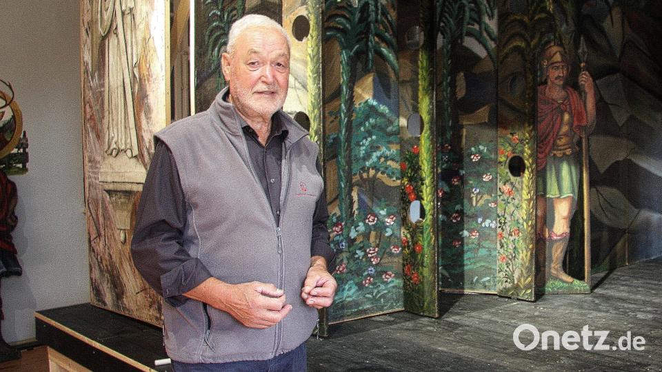Das Heilige Grab (im Hintergrund) wurde zum Herzensanliegen des 80-Jährigen aus Arnoldsreuth, Norbert Reger. Derzeit lagern die Teile im Weiß-Saal in Pullenreuth. Archivbild: wro