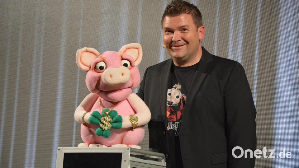Sebastian Reich mit Schweinchen „Pic-Nic“. Bild: jr