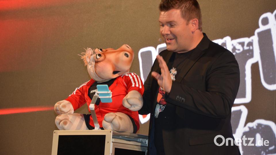 War zum zweiten Mal nach 2016 in Mitterteich zu Gast: Sebastian Reich mit der sprechenden Nilpferddame „Amanda“. Bild: jr