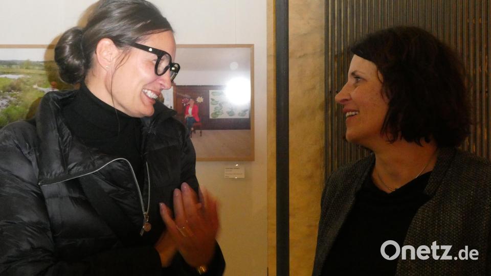 Wenn Glas im CeBB gebraucht wird, ist Irlbacher Blickpunkt Glas gerne als Lieferant und Sponsor zur Stelle. Hier CeBB-Leiterin Veronika Hofinger im Gespräch mit Alexandra Irlbacher (links) Bild: eib