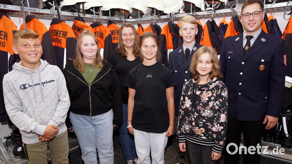 Auf ihren Neuen in der Jugendfeuerwehr sind die Floriansbrüder besonders stolz, weil mit Johannes Kreuzer und Marlene Schlicht zwei Feuerdrachen nun die Uniform der Jugendfeuerwehr tragen: (von links) Luca Schönfelder, Hanna Etterer, Jugendwartin Annemarie Brunner, Marlene Schlicht, Johannes Kreuzer, Magdalena Scherm und Jugendwart Andreas Schlicht. Bild: bkr