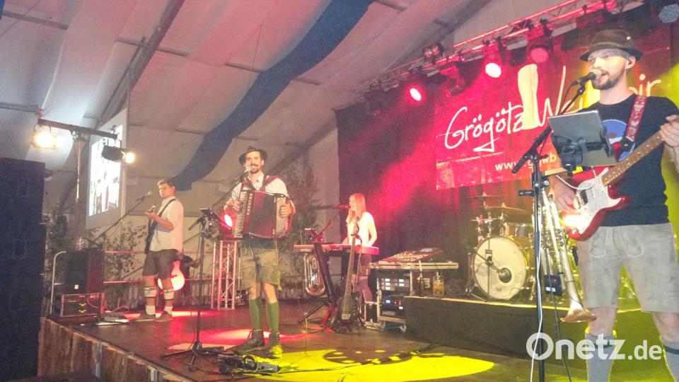 Die Band &quot;GrögötzWeißbir&quot; heizte den Besuchern im Zelt ein. Bild: hm