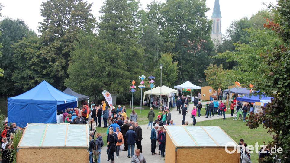 An den Essensständen herrschte schon kurz nach der Eröffnung reges Treiben. Bild: stg