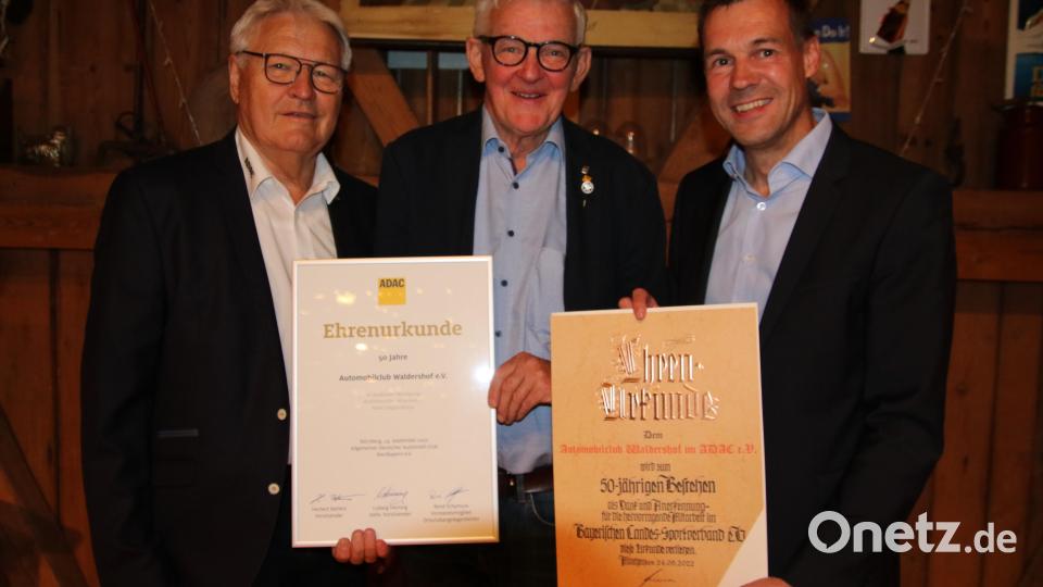 Helmut Behlert (links) und Andreas Malzer (rechts) überreichten jeweils Jubiläumsurkunden an ACW-Vorsitzenden Ludwig Heining (Mitte). Bild: kro