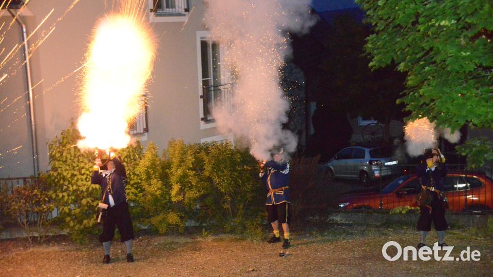 Mit mächtigen Feuerstößen aus den Handböllern eröffneten die Schützen des "Fähnleins von der Weyden" vor dem "Parksteiner Hof" die Jubiläumsfeier des Heimatvereins mit Burgfähnlein zum 25-jährigen Bestehen. Bild: bey