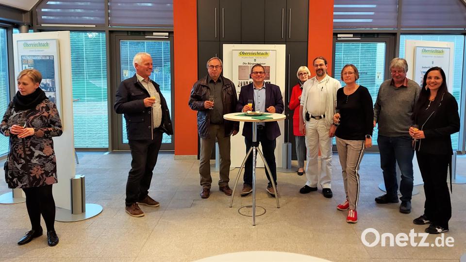 Die Besucher der Ausstellungseröffnung bekamen bei der übersichtlichen Präsentation einen prägnanten Eindruck von der 70-jährigen Stadtgeschichte Oberviechtachs. Bild: lg