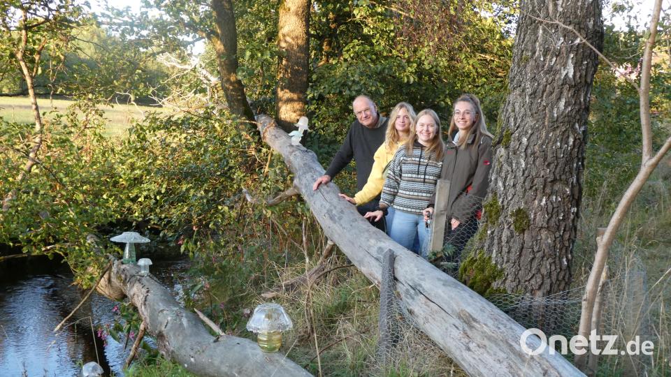 Die Installation "Wasser, Quelle der Wiedergeburt" mit ihren drei Schöpferinnen aus Frankreich, die z.Z. ihr Auslandsstudium in Weihenstephan bei Prof. Karl-Heinz Einberger (links) absolvieren. Bild: eib