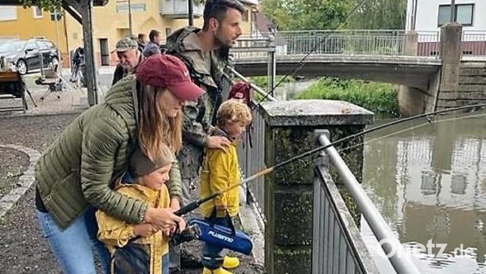 Viel Spaß hatten die Kinder beim Schnupperangeln am Stadtweiher. Bild: rgr