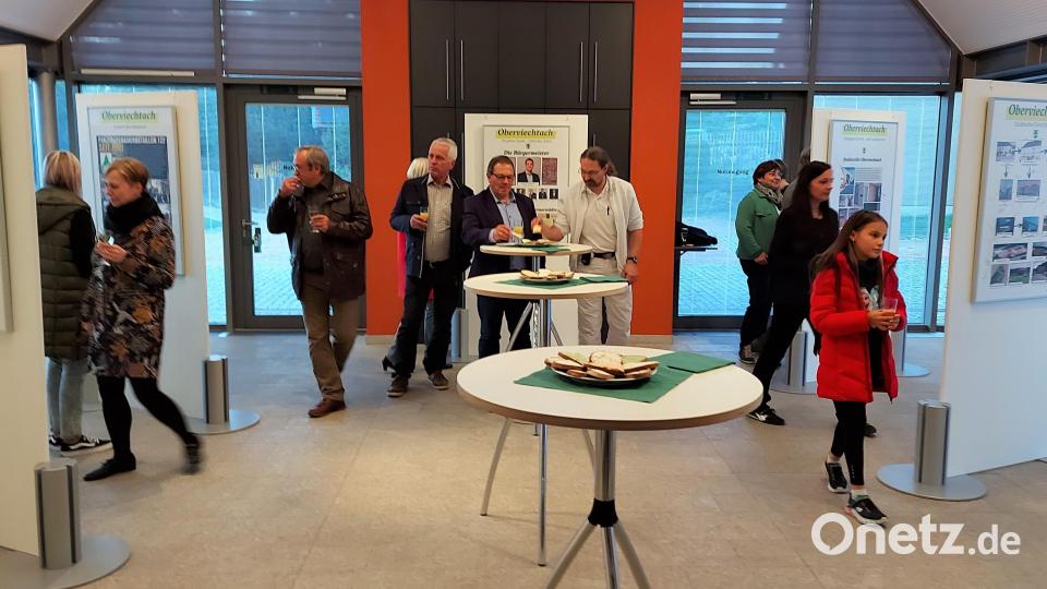 Die Besucher der Ausstellungseröffnung bekamen bei der übersichtlichen Präsentation einen prägnanten Eindruck von der 70-jährigen Stadtgeschichte Oberviechtachs. Bild: lg