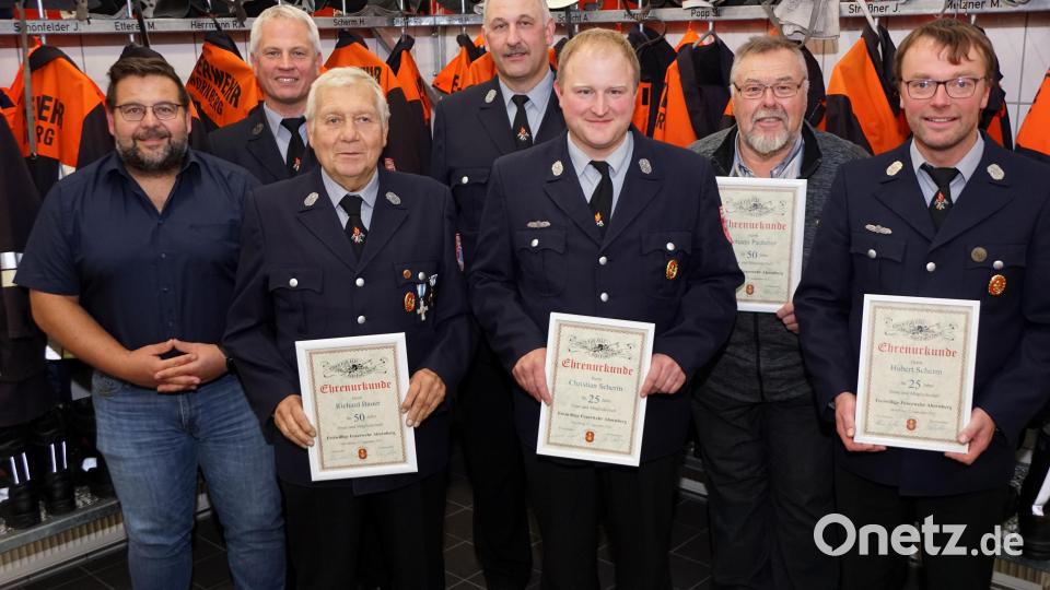 Der neue Vorsitzende Matthias Melzner und Kommandant Wolfgang Zaus (hinten, von links) ehrten mit Bürgermeister Thomas Kaufmann Richard Bauer, Christian Scherm, Johann Pscherer und Hubert Scherm (vorne von links) für ihre langjährige Treue zur Feuerwehr. Bild: bkr