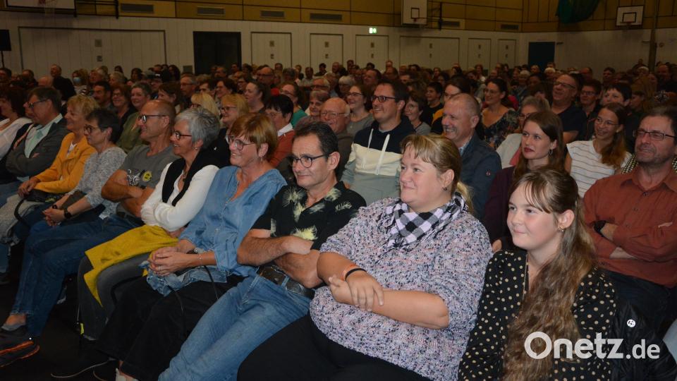 Gut 600 Besucher waren am Freitagabend in die Mehrzweckhalle gekommen. Bild: jr