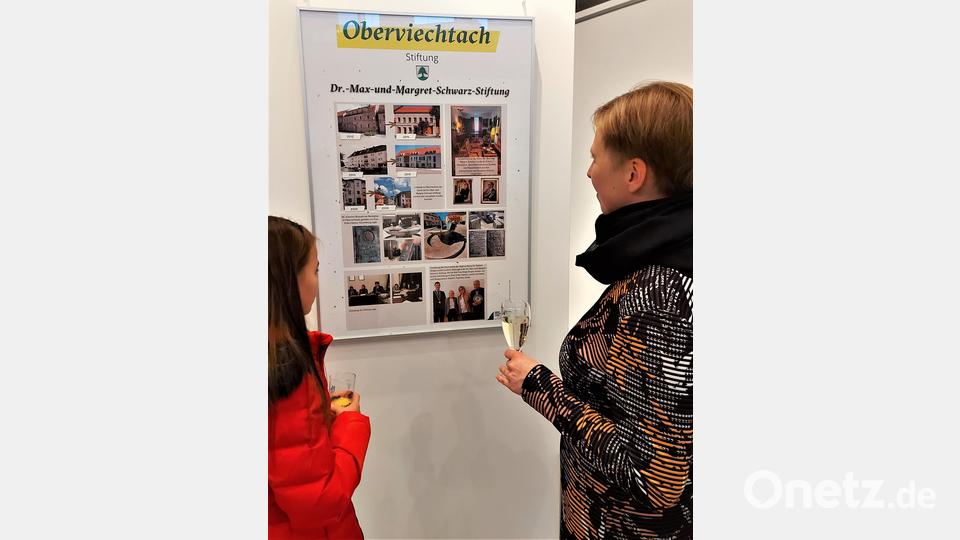 Maria Ahlemeyer (rechts) betrachtet die Dokumentation zur Dr.-Max-und-Margret-Schwarz-Stiftung. Bild: lg