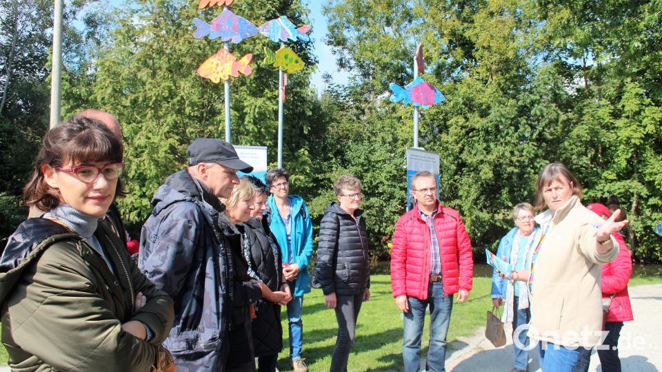 Karpfenweg-Initiatorin Susanne Vonhoff (r.) hatte zu einer besonderen Führung eingeladen. Bild: stg