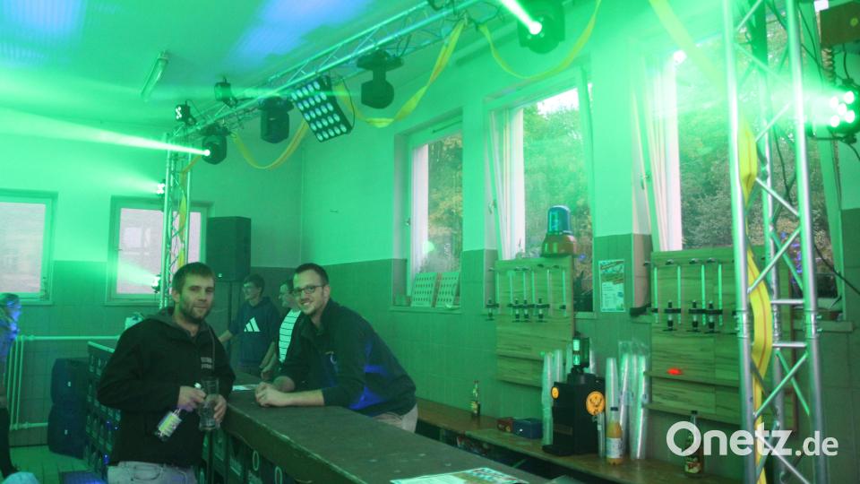 Eine der Fahrzeughallen wurde zur Disco in grün und blau gehüllt. Bis in die frühen Morgenstunden wurde hier ausgelassen gefeiert. Bild: fks