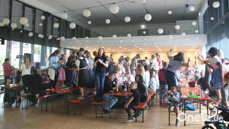 Bereits nach wenigen Liedern der Band &quot;Highline&quot; standen die Kirwabesucher am Sonntagnachmittag auf den Bänken in der Stadthalle. Bild: fks