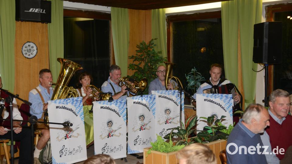 Zu den musikalischen Gratulanten gehört die &quot;Waldnaabtaler BauernMUSE&quot; aus der Region. Bild: bey