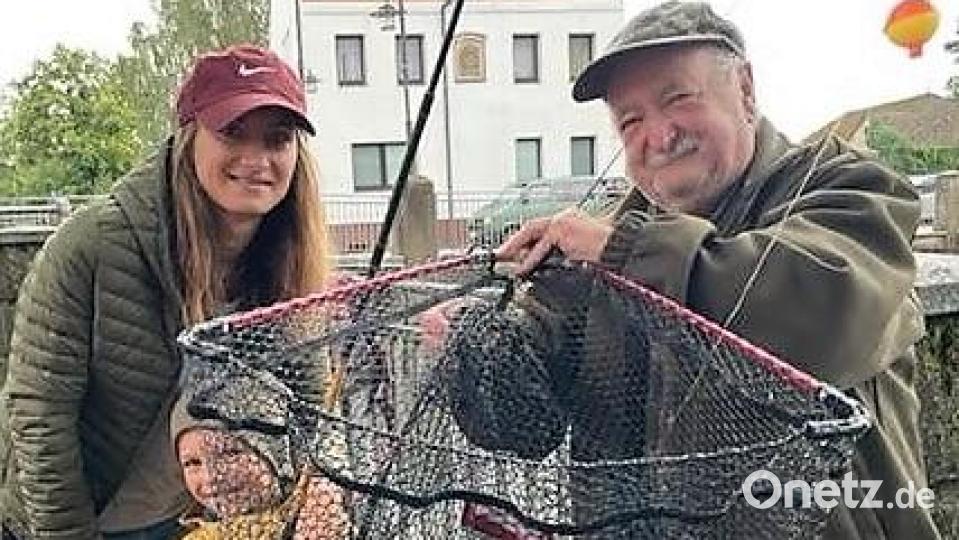 Dieser Junge freut sich über seinen Fang. Bild: rgr
