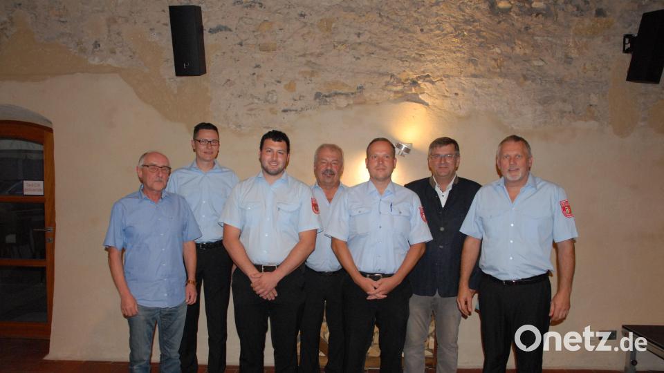 Nach der Wahl waren sie alle zufrieden (von links): Manfred Schindler, Kreisbrandinspektor Armin Daubenmerkl, Julian Decker, Kreisbrandrat Fredi Weiß, Christian Renghart, Peter Braun und Kreisbrandmeister Jürgen Ehrnsberger. Bild: pop