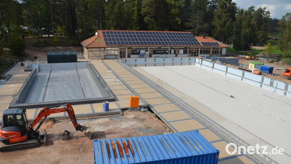 Bei den Sanierungs- und Umbaumaßnahmen im Schätzlerbad läuft alles nach Plan. Interessant wird jedoch, wie die Steigerung der Energiekosten aufgefangen werden soll. Bild: Kunz