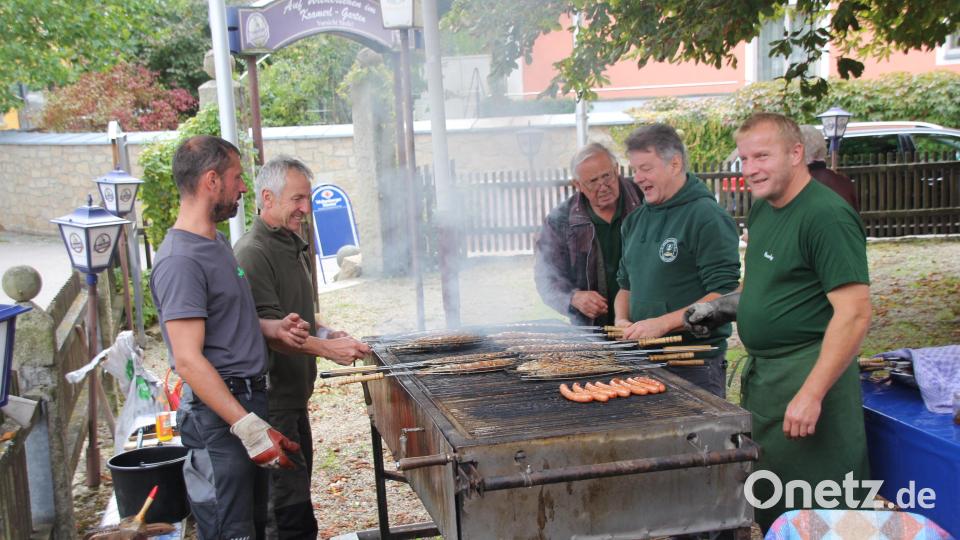 Auch die gegrillten Forellen vom Fischereiverein Oberviechtach waren gefragt. Bild: frd