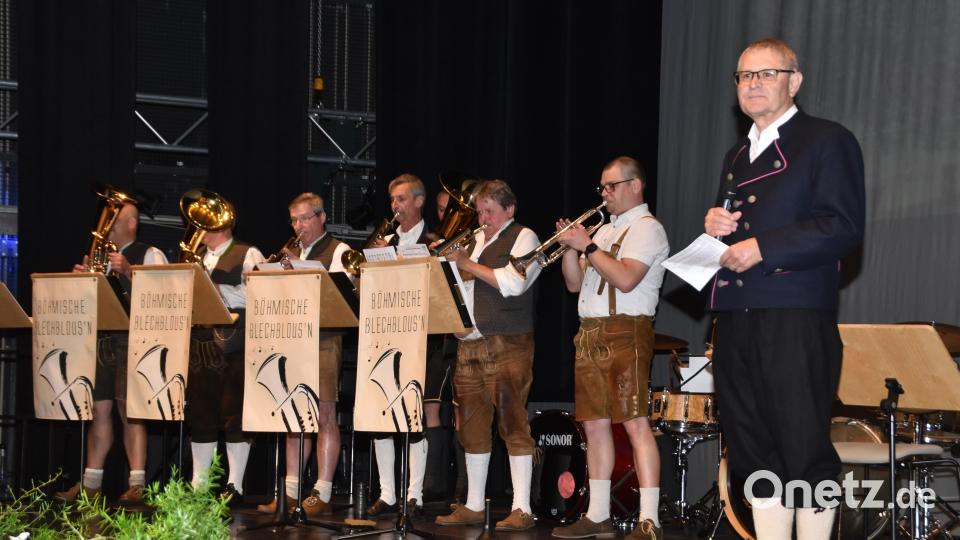 Rainer Wagner von der Sudetendeutschen Landsmannschaft mit der &quot;Böhmischen Blechblous`n&quot;. Bild: hcz