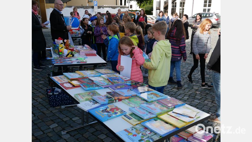 Eine große Auswahl an Preisen wartete auf die Teilnehmer des Sommerferien-Leseclubs der Stadtbücherei Waldsassen. Bild: hmr