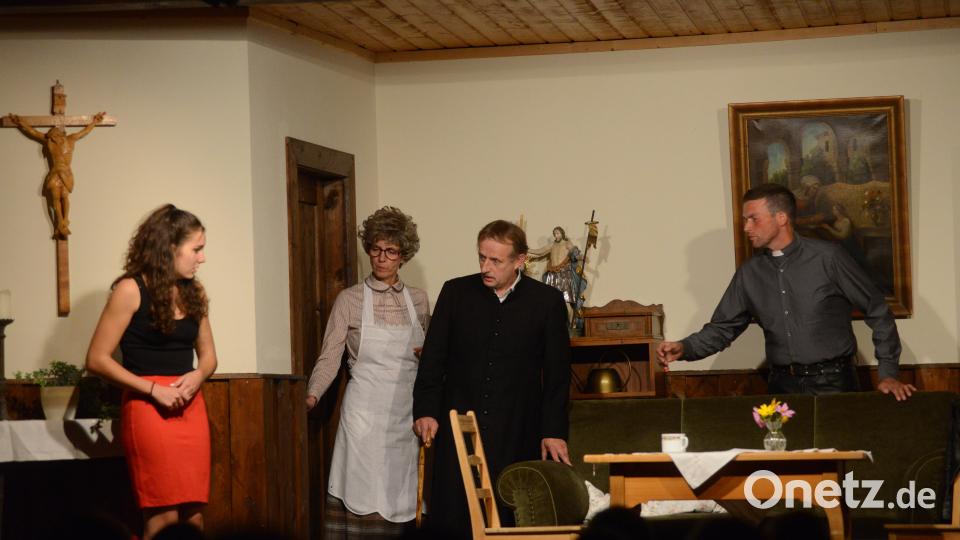 &quot;Ein Mädchen&quot; (Ann-Cathrin Meier), Haushälterin Mechtild (Claudia Pausch), Pfarrer Bürstel (Richard Beer) und Aushilfspfarrer Karl Wolf (Markus Schraml) scheinen mit einem besonderen Problem befasst zu sein. Bild: bey