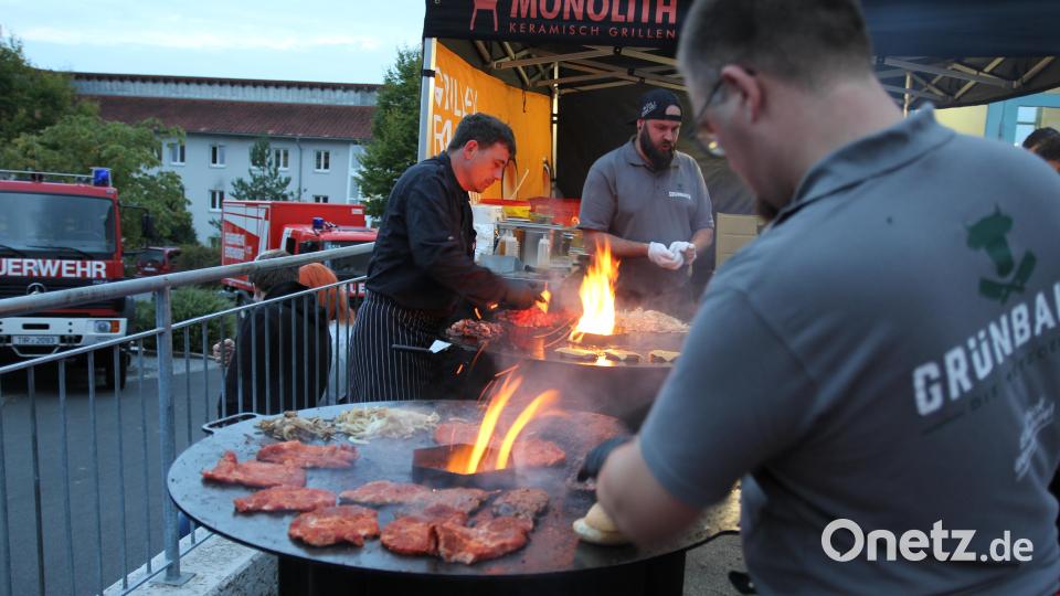 Steaks, Feuerwehr- und Falafel-Burger waren ein Teil des kulinarischen Angebotes bei der &quot;Langen Nacht der Feuerwehr&quot;. Bild: fks
