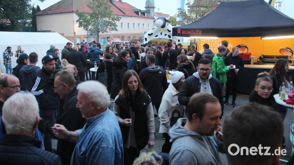 Mehrere Hundert Besucher strömten am Kirwasamstag zur &quot;Langen Nacht der Feuerwehr&quot;. Der Innenhof des Erbendorfer Feuerwehrhauses war gefüllt. Bild: fks