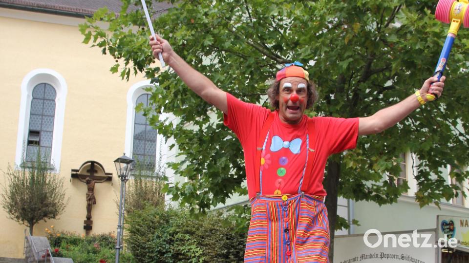 Der Steltengänger trieb auch &quot;von oben herab&quot; seine Späße. Bild: frd
