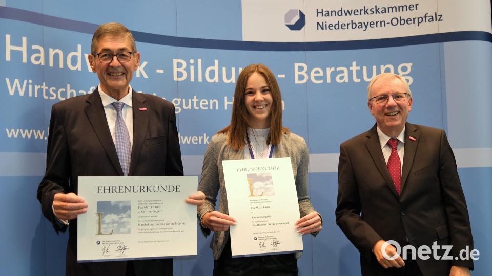 Handwerkskammer-Präsident Georg Haber (links) und Geschäftsführer Jürgen Kilger (rechts) zeichneten Eva-Maria Bauer (Mitte) als beste Kauffrau-Absolventin Ostbayerns aus und überreichten ihr bei der Siegerehrung in Neunburg v.W. die Urkunden. Bild: Hirsch